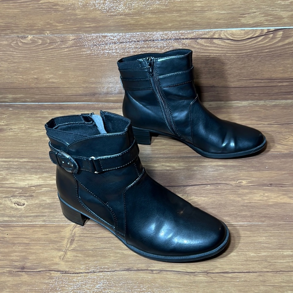 KAREN SCOTT Carmela Womens Black Buckle Accent Boot size 7.5